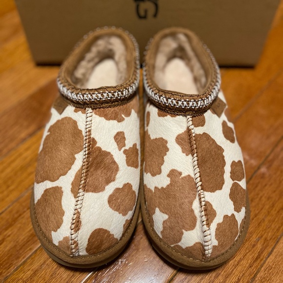 ❌SOLD❌UGG TASMAN COW PRINT SLIPPERS
Size Women 8 - Picture 2 of 7